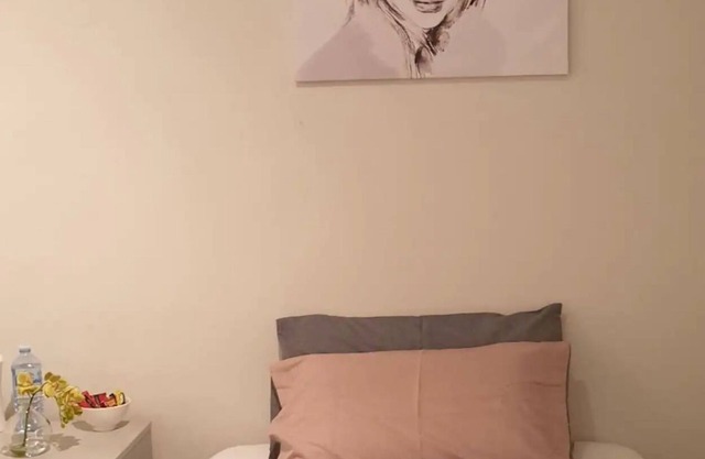 Entire 4 Bedroom Townhouse -sleeps 6/7- All yours