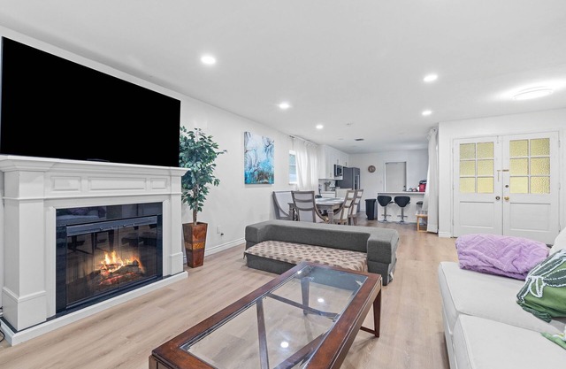 Newly Renovated Entire 4BR house + big backyard