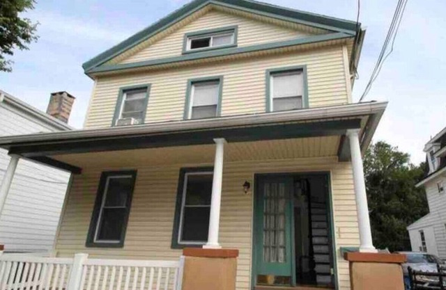 Entire 6 Bedroom Home Sleeps 14 central New Haven!