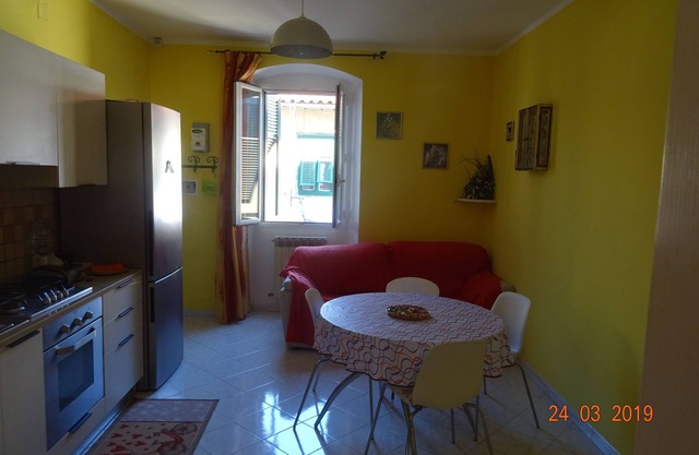 Apartamento completo de unos 65 metros cuadrados, con dos dormitorios y un baño muy grande.