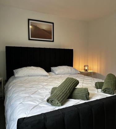 Entire Apartment super king bed close to Town Centre