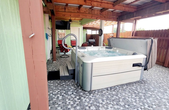 ENTIRE APARTMENT with Private Hot Tub Outside of San Marcos City