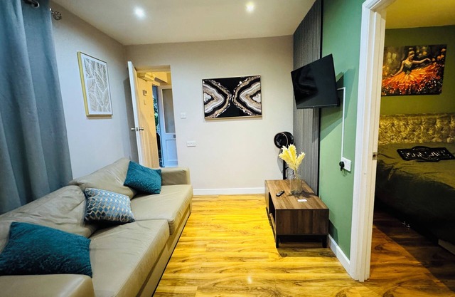 ENTIRE APARTMENT WITH GARDEN AND PARKING GREATER LONDON 10 MINUTES TO WIMBLEDON