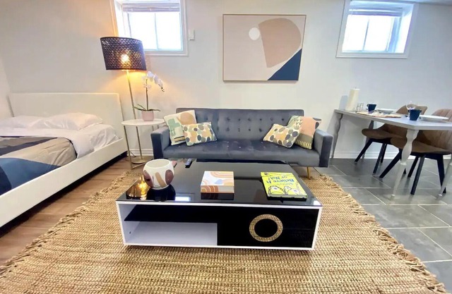 Entire Basement Apartment 1 Bedroom Free Parking