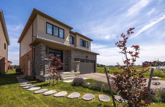 Entire Basement Unit, separate side entrance. 14 minutes to the beach. Hamilton