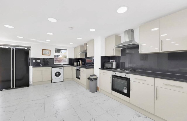 Entire Beautiful & Spacious House in London - 7 Bedroom House for Group