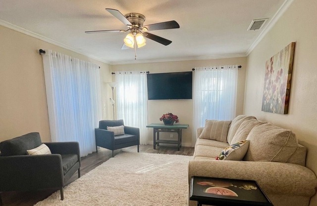 Entire Beautiful Two Bedroom House With Large Yard