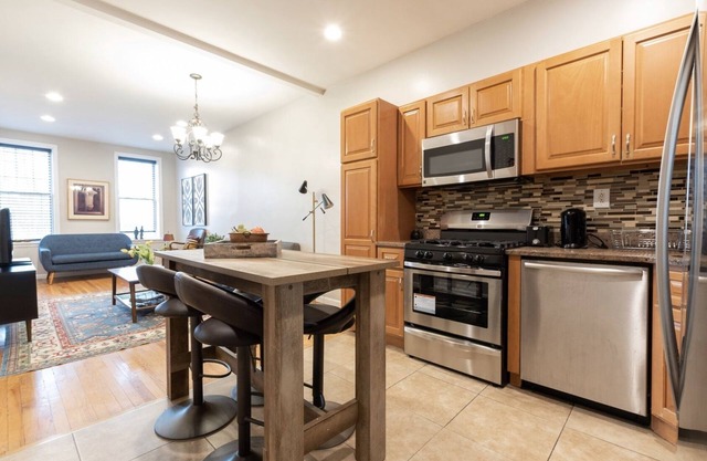 Entire Brownstone Duplex 3 BR/2 Bath 15 minutes to NYC