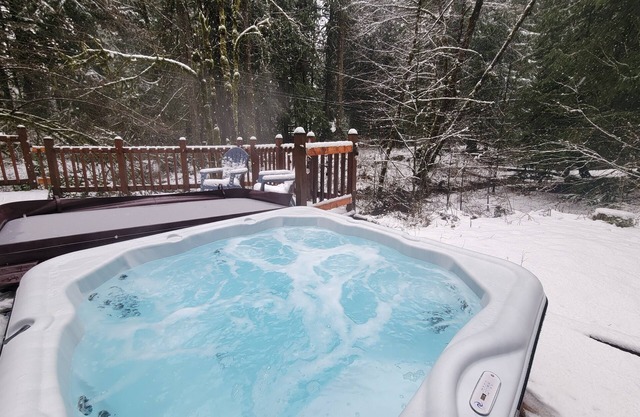 Entire Cabin - Mt. Hood, close to skiing! HOT TUB/BBQ/WiFi/Firepit