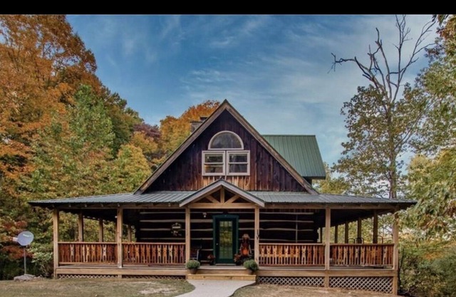 Entire cabin secluded in the woods for a quiet getaway