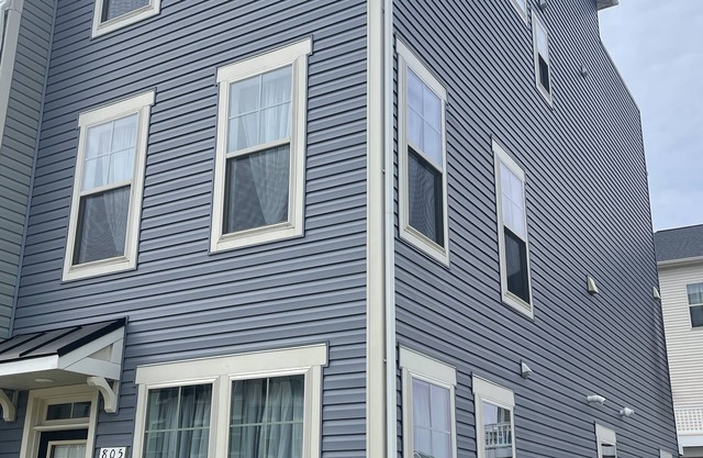 Entire contemporary, luxury 4 level Town House in Gorgeous, quiet neighborhood