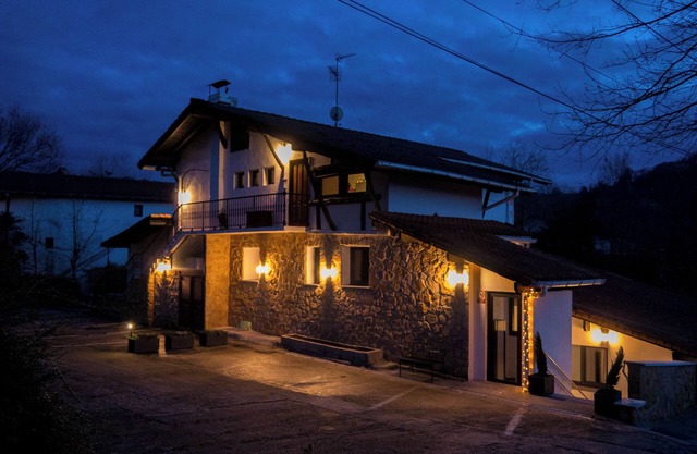 Entire coutry house for 16-24 in the basque coast - 15 min to San Sebastián