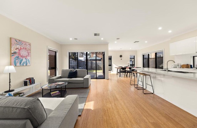Entire Cozy 4-Bedroom Home with 2 Ensuites In Keysborough