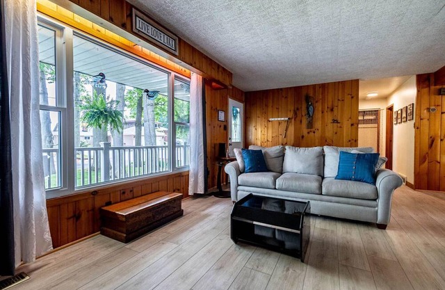 Entire cozy cottage with stunning Lake Erie views + Hot Tub!