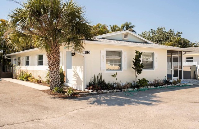 Entire Duplex: Prime Location & 4 Beach Cruisers