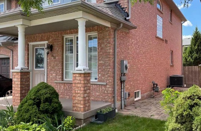 Entire End Townhouse Nearly Lake and Shopping Center with Large Deck and BBQ