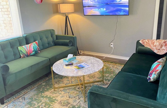 Entire Gorgeous 3BR 💕 Large 💕 Fenced Yard 💕 Pets Welcome