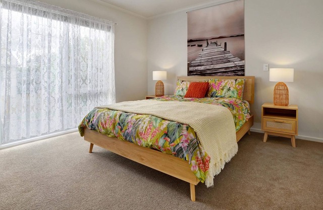 Entire Guest House With Private Entrance Onsite Parking, Queen bed and Ensuite