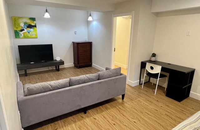 Entire Guest Suite: Spacious 3-Bed 1-Bath