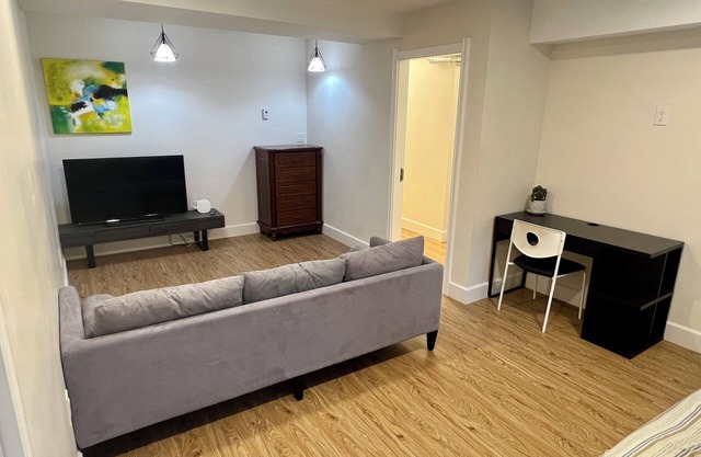 Entire Guest Suite: Spacious 3-Bed 1-Bath