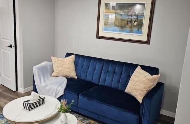 Entire guest suite close to the Airport!