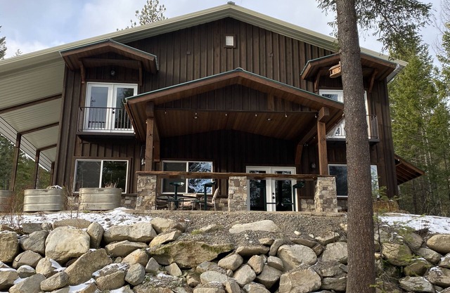 Entire guesthouse, quiet wooded area of Cocolalla