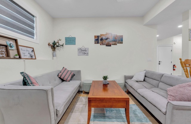 Entire guesthouse Suite in NW Calgary