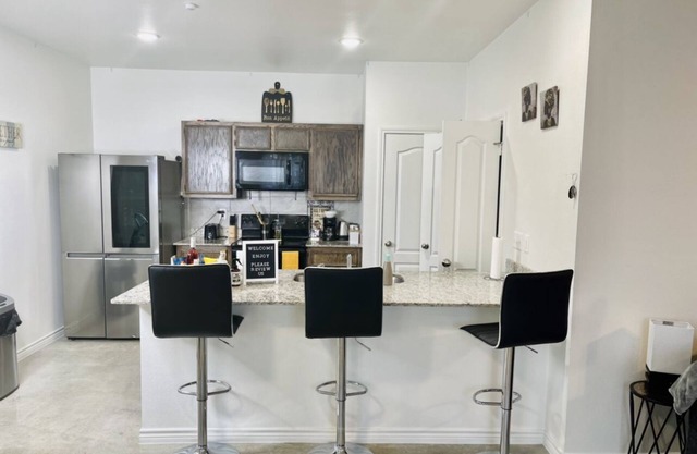 Entire home, 3 bedrooms, 2 baths: Sleeps 6