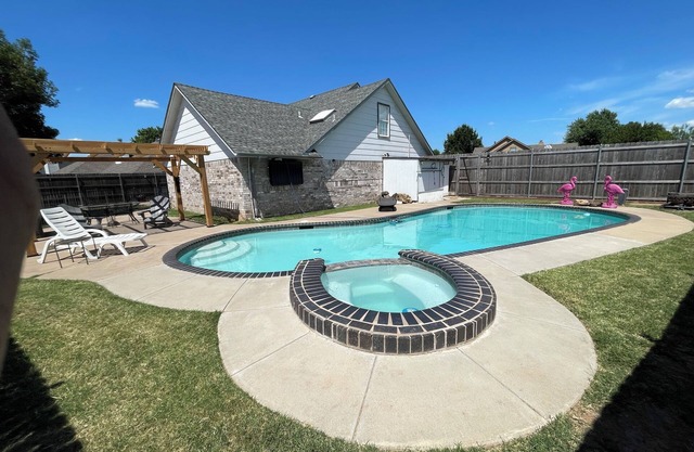 Entire Home, 4-Beds, Close to Shopping