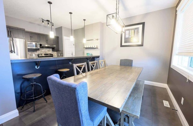 Entire Home 4Bd 3.5Bath | WIFI | Smart TVs