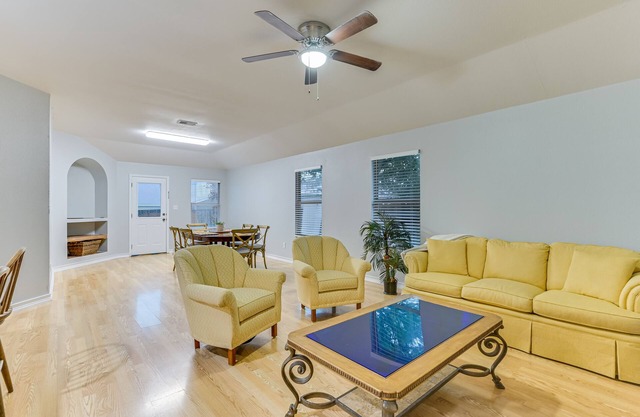 Entire home in Del Valle with backyard. Pet-friendly!