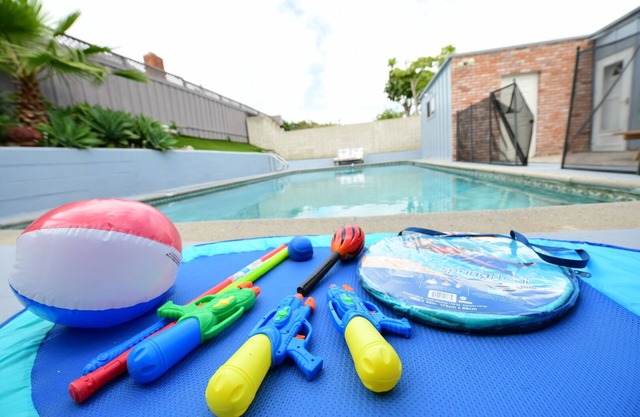 Entire home, Pool, Free Parking, WiFi, Family Neighborhood!