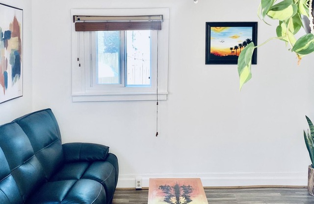 ☀️Entire Home⭐️Private outdoor yard/dining space, Central A/C, parking!🚗