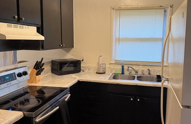 Entire Home - Spacious Near Downtown Raleigh! Home Office + Wifi