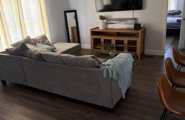Entire Home with 6 Beds and Parking
