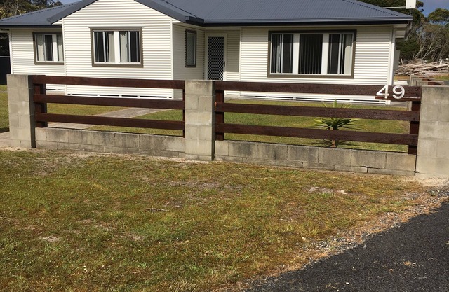Entire House 3 bedrooms, 5 minute walk to town centre and 1 minute to beach