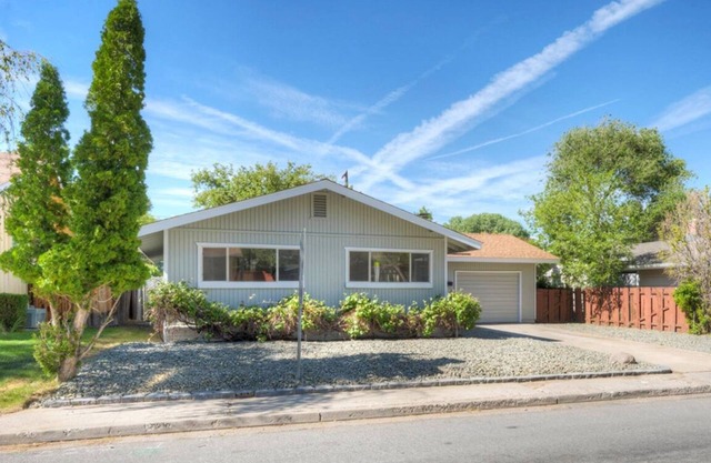 Entire House - Charming 3-Bedroom House - Quite Neighborhood