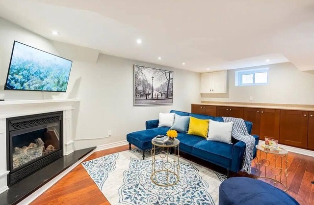 Entire house, free parking and EV charger and baby crib in Lakeview