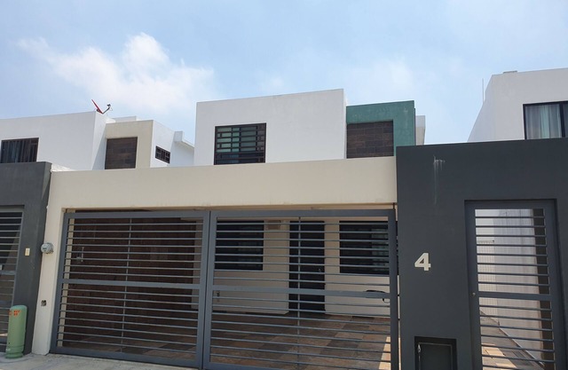 Casa entera amueblada 3 recamaras 3 baños seguridad estacionamiento climatizado.