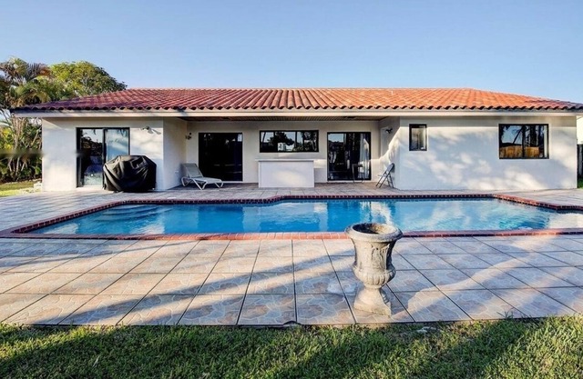 Entire House Huge Pool-Secluded/Huge Backyard