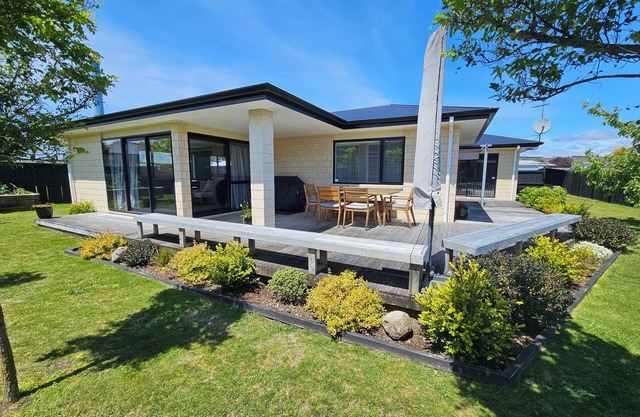 Entire House in Motuoapa - 3 mins to the stunning Lake Taupo. Dog friendly!