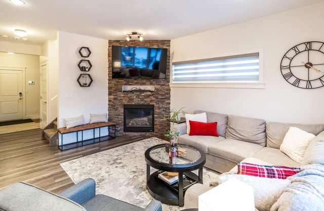 Entire House! King bed. Double Garage. Close to Henday Hwy.