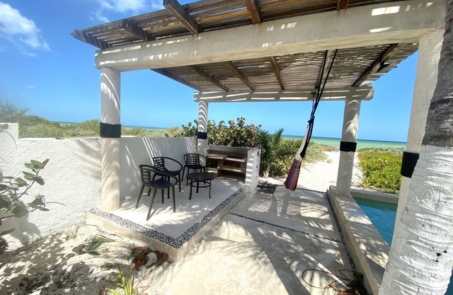 Casa Entera a la Orilla del Mar en Chicxulub Puerto, Yuc, Riviera Yucateca Mex