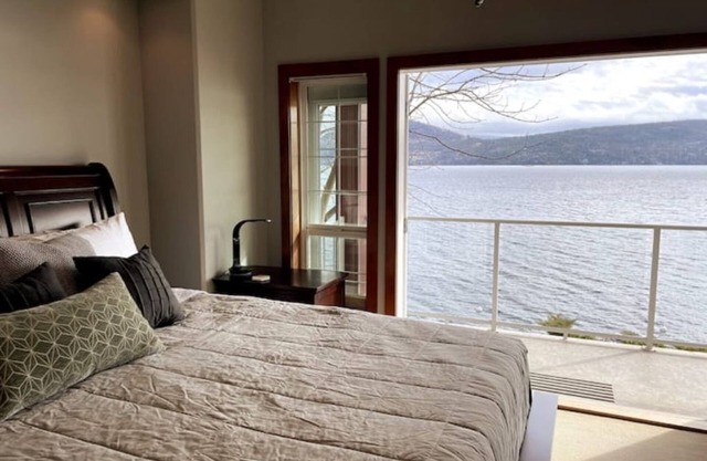 Entire house WATERFRONT, private beach/dock/views