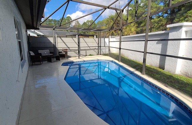 Entire house with heated pool, fenced yard, 4 miles to all attractions.