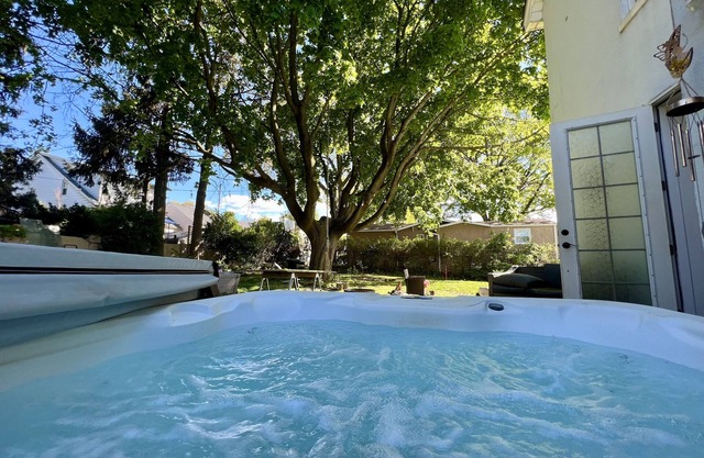 Entire house with Hot Tub 25 Mins to Manhattan