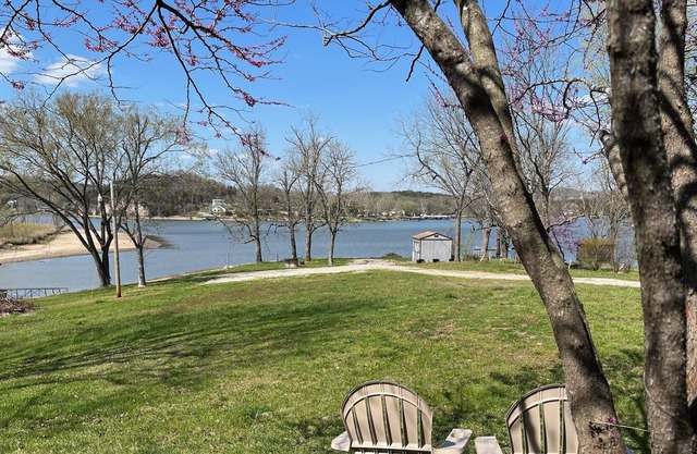 Lakefront with private dock, near HaHa Tonka and Ballpark Nationals.