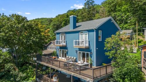 Entire Lakeview Villa, Hot Tub, Firepit, Stunning Cliff Views