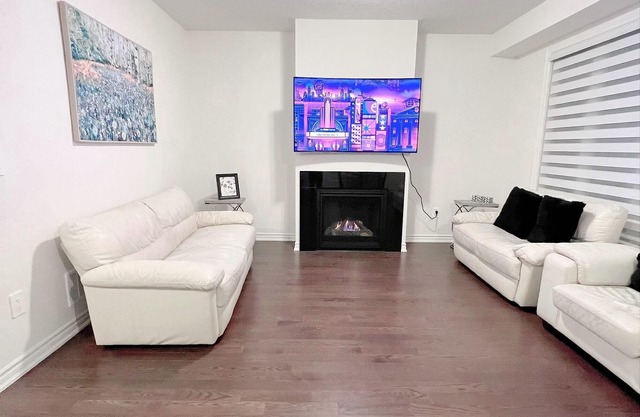 Entire luxurious Retreat 4 Bedroom 2.5 washroom inMilton forlarge families of 10