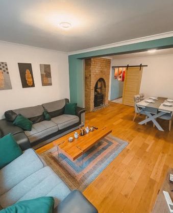 Entire luxury house Free Parking accommodations for contractors and long stays